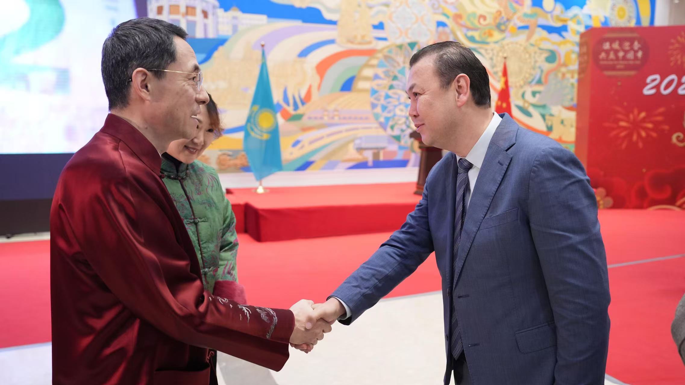 哈纳特·拜赛克会长携夫人出席中国驻哈萨克斯坦                                                                                                                                                                                                                         大使馆2025年新春招待会